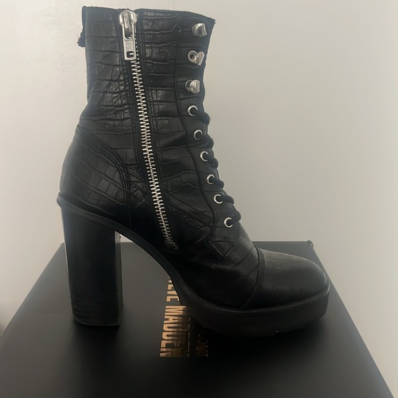 WINNIE HARLOW x STEVE MADDEN BLACK CROC BOOTIES - Picture 5 of 5